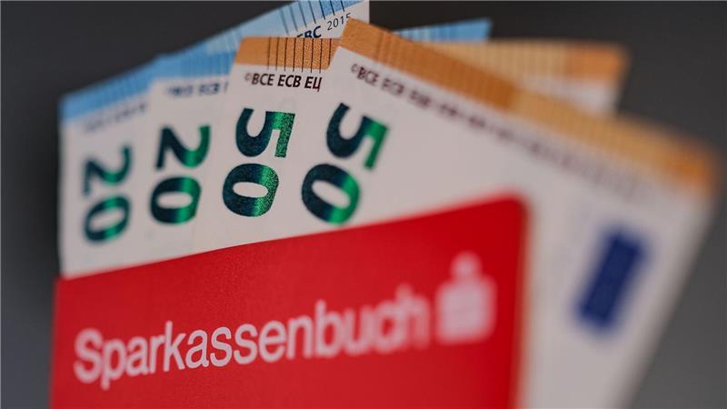 Sparbücher, Tagesgeldkonten, Bargeld: Für gewaltige Geldbeträge gibt es wenig oder gar keine Zinsen. (Symbolbild)