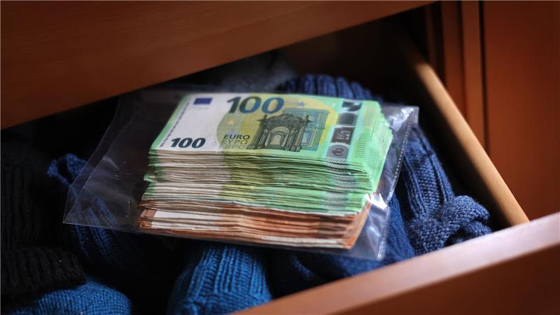 Hohe Preise bremsen Sparer: „Notgroschen“ oft zu klein Sparer hierzulande bevorzugen Giro- und Tagesgeldkonten als Geldparkplätze. Vielfach wird aber auch Bargeld zu Hause verwahrt. (Symbolbild)