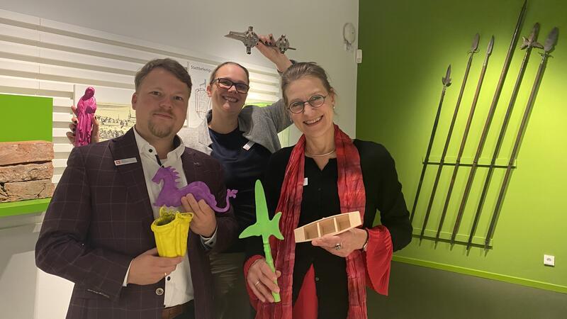 Buxtehude Museum: So wird die Stadtgeschichte zum Lernerlebnis Sparkassen-Regionalleiter Matty Neumann, Museumspädagogin Katja Tiltmann und Museumsleiterin Dr. Susanne B. Keller präsentieren einige Objekte, mit denen Schüler auf Entdeckungstour im Museum gehen.