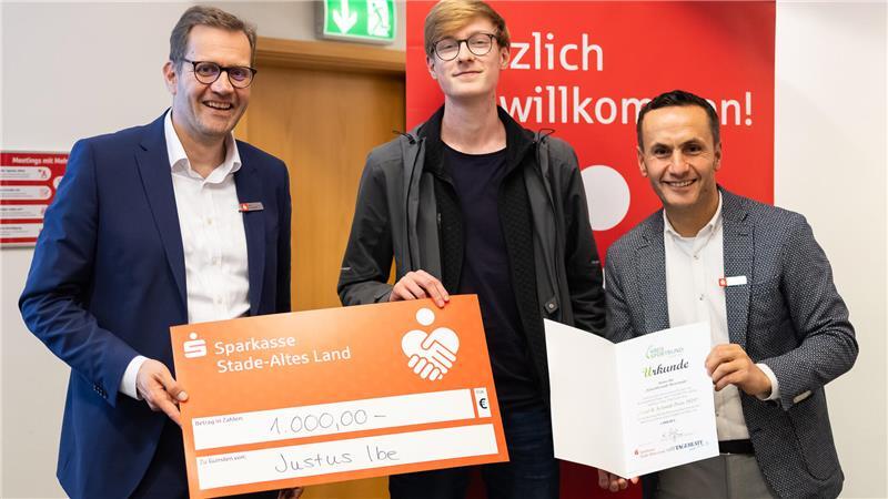 Sparkassen-Vorstand Jan Schuback (links) und KSB-Vorstand Nihat Sagir (rechts) ehren Justus Ibe von den Schachfreunden Buxtehude mit dem Paul-Reinhard Schmidt-Preis.