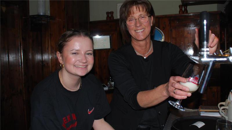 Spaß an der Arbeit: Nieke Michaelis und Birgit Cordes (rechts) hinterm Tresen