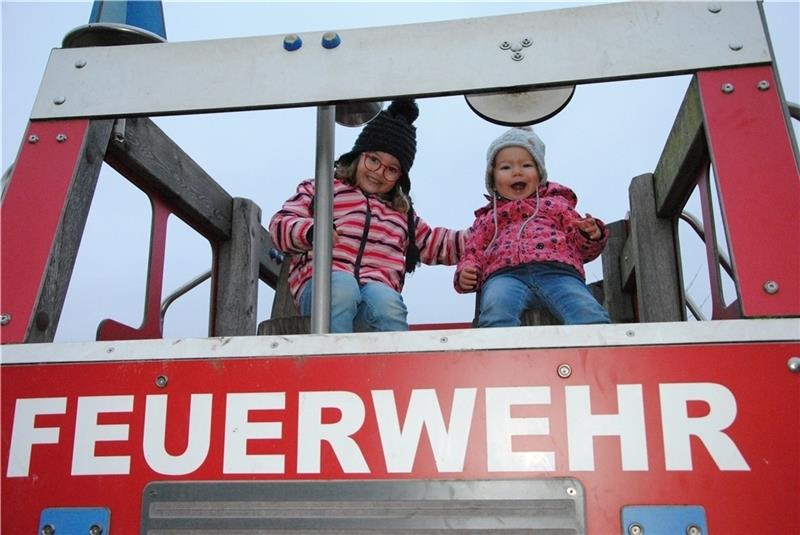 Spaß auf dem Spielplatz in Riensförde, der in Anlehnung an den neuen Feuerwehrstandort gestaltet wurde, haben Ella (links) und Ida.