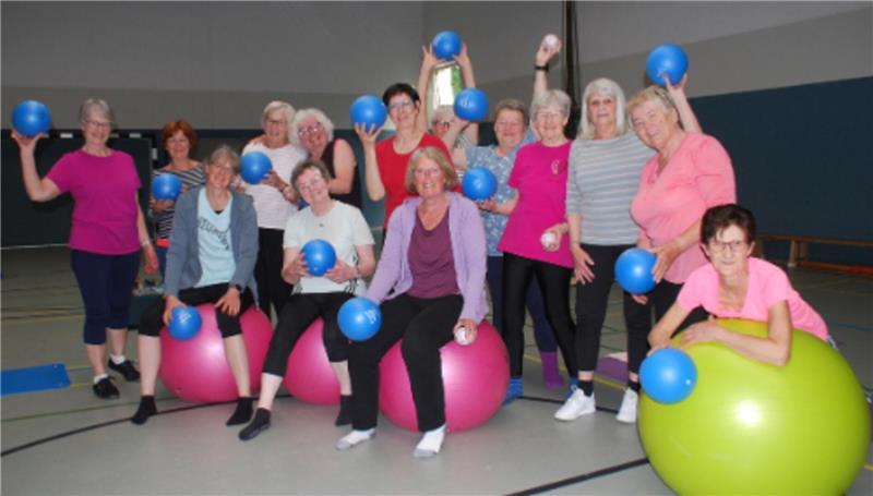 Spaß bei der Rücken-fit-Gymnastik - mit Marina Suhr (links), Übungsleiterin Birgit Meier (6. von links, hinten) und daneben Ursula Hupe.