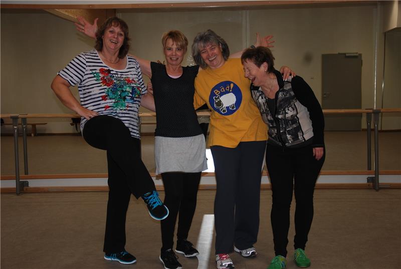 Spaß beim „Dance & Fun“: Birgit Steinhart (Zweite von links) mit einem Teil ihrer „Eleven“ Kristina, Gesa und Doris. Foto Felsch