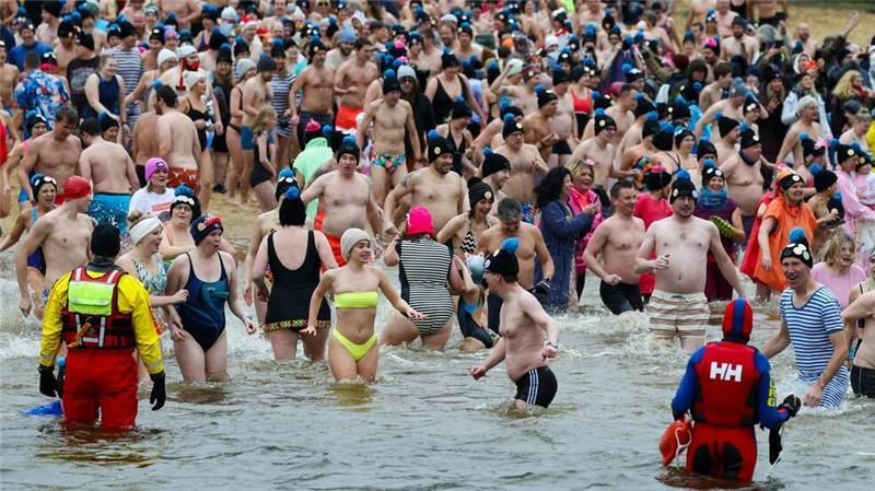 Spaß beim  Neujahrsschwimmen im Halterner Stausee 