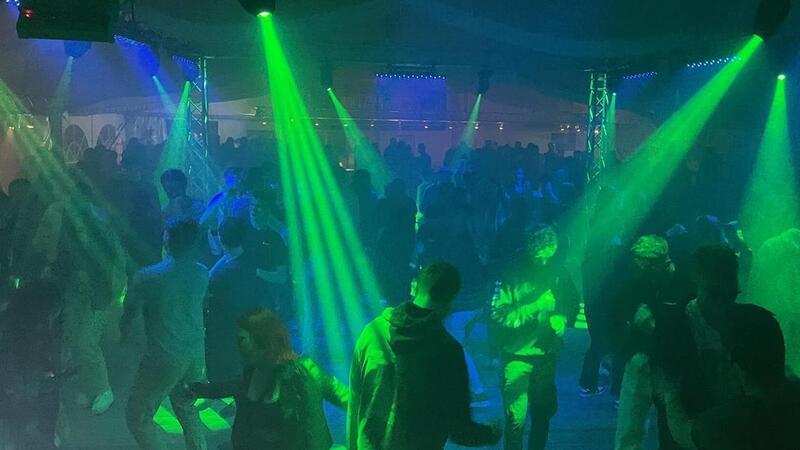 Spaß haben, tanzen und flirten und das alles ohne Stress. Dafür stehen die Zeltdiscos in und um Zeven.