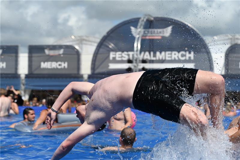 Deichbrand-Festival: Mega-Panne bei Tokio-Hotel-Auftritt Spaß im Pool beim Deichbrand-Festival. Foto: dpa