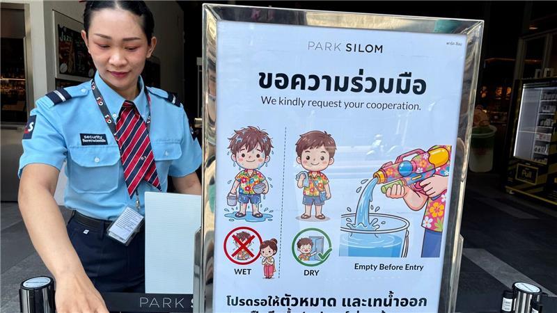 Thailands wildes Wasserfest startet mit Hitzealarm Spaß ja - aber mit Regeln: Vor dem Betreten einiger Gebäude müssen die Wasserpistolen ausgeleert werden.