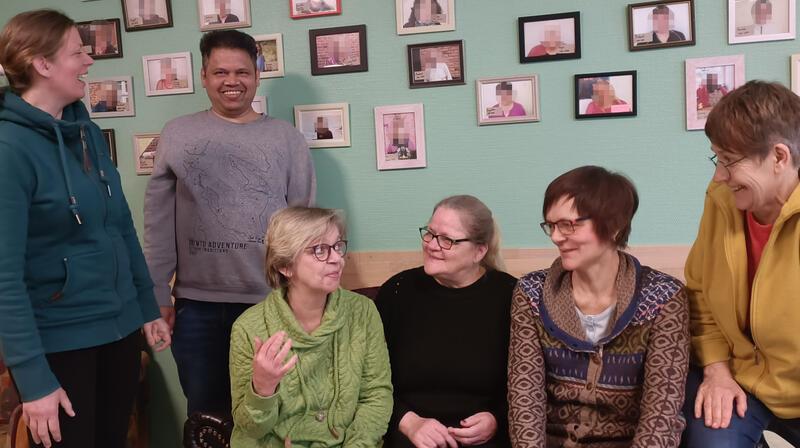 Wie seelisch kranke Menschen bei der Brücke neuen Halt finden Spaß kommt nicht zu kurz: Brücke-Leiterin Simone Schulte (von links) mit den Ehrenamtlichen Paul, Anja, Rosi, Almut und der zweiten Brücke-Leiterin Annette Bisping.