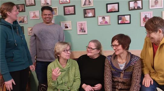 Spaß kommt nicht zu kurz: Brücke-Leiterin Simone Schulte (von links) mit den Ehrenamtlichen Paul, Anja, Rosi, Almut und der zweiten Brücke-Leiterin Annette Bisping.
