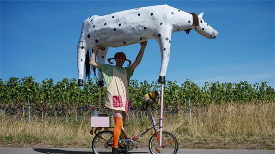 Spaß mit Pippi Langstrumpf und „Kleiner Onkel“: Ein Teilnehmer beim Kalmit-Klapprad-Cup in Maikammer in Rheinland-Pfalz.