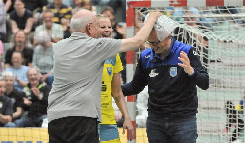 Spaß muss sein: Körner bekommt vom früheren BSV-Physio Jörn Schimkat einen Eisbeutel verpasst.