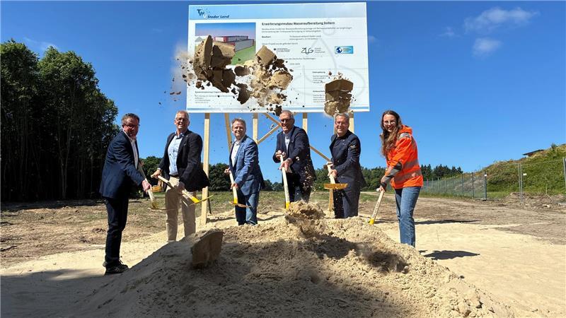 Spatenstich für den Neubau des Wasserwerks des Trinkwasserverbands Stader Land in Dollern: Jörg Meyer, Knut Willenbockel, Ralf Burghartz, Hans-Werner Hinck, Kai Seefried und Vanessa Fischer greifen zur Schaufel (von links).