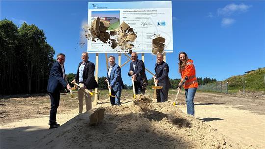Spatenstich für den Neubau des Wasserwerks des Trinkwasserverbands Stader Land in Dollern: Jörg Meyer, Knut Willenbockel, Ralf Burghartz, Hans-Werner Hinck, Kai Seefried und Vanessa Fischer greifen zur Schaufel (von links).