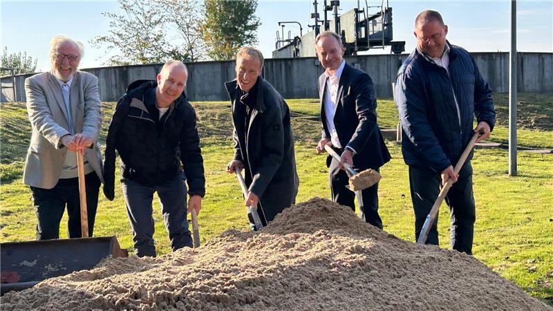Spatenstich in Drochtersen: Erfreut griffen zum Spaten (von rechts) Kai Schildt (SPD), Ralph Kraemer (EWE Wasser), Bürgermeister Mike Eckhoff und Jens Schütt (CDU). Cornelius van Lessen (FWG, links) setzte auf demonstratives Zuschauen.