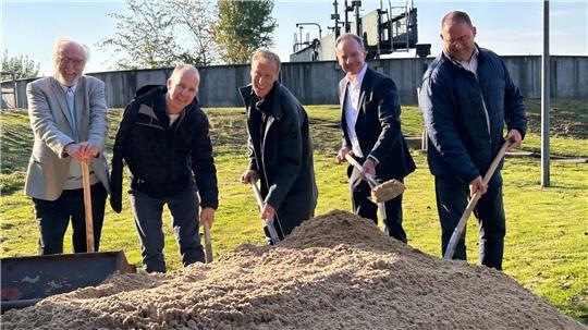 Spatenstich in Drochtersen: Erfreut griffen zum Spaten (von rechts) Kai Schildt (SPD), Ralph Kraemer (EWE Wasser), Bürgermeister Mike Eckhoff und Jens Schütt (CDU). Cornelius van Lessen (FWG, links) setzte auf demonstratives Zuschauen.