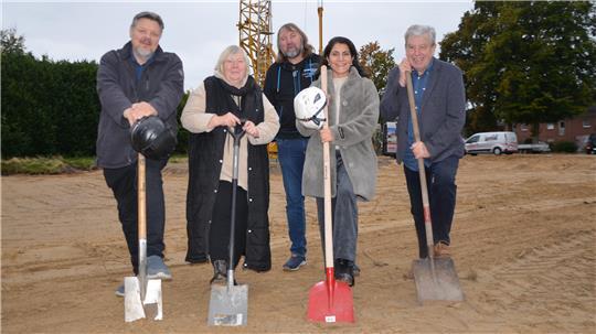 Spatenstich in Himmelpforten (von links): Bauunternehmer Christian Mohrmann, Sylvia Mohrmann, Bürgermeister Bernd Reimers, Architektin Esmer Ülker-von Allwörden und Peter von Allwörden.