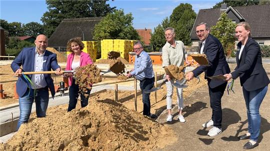Spatenstich mit Benjamin Renken, Sandra Lemmermann, Hergen Ahlers, Christiane Scharkus, Lutz Mosel und Johanna Kaller (von links).