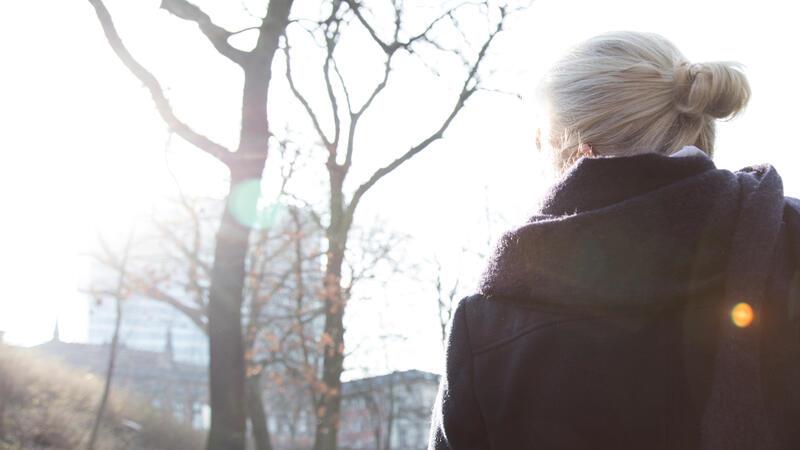 Vitamin D: Für wen die Einnahme im Winter sinnvoll ist und wem sie schadet Spaziergänge an der frischen Luft verbinden Sonne und Bewegung und tun dem Körper deshalb besonders gut.