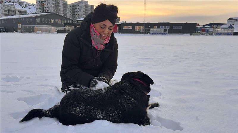 Spaziergänge mit ihrer Hündin Gaia lenken die Grönländerin Tillie Martinussen von der Angst um ihr Land ab. 