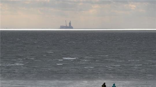 Spaziergänger gehen über das Watt auf der Nordsee.