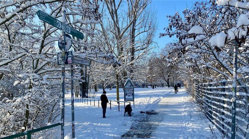 Spaziergänger genossen die weiße Landschaft.