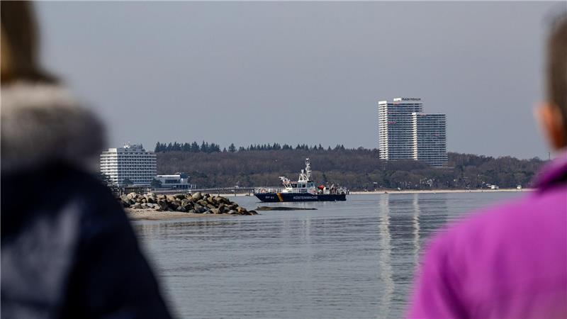 Spaziergänger nehmen Anteil am Schicksal des Wals.