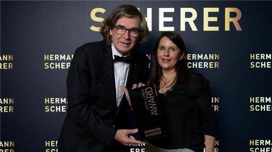 Speaker und Bestseller-Autor Hermann Scherer überreicht Katja Doku den Excellence Award.