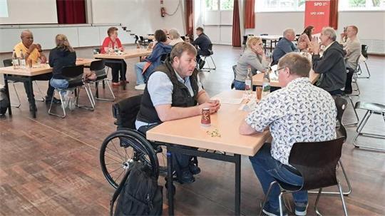 Speeddating mit den SPD-Kandidaten in der Altländer Festhalle.