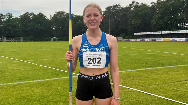 Greta Pauli in Sportkleidung mit einem Speer in der rechten Hand.