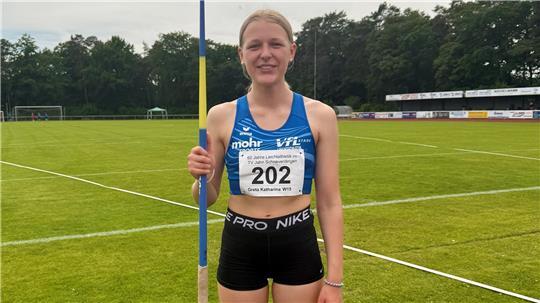 Greta Pauli in Sportkleidung mit einem Speer in der rechten Hand.