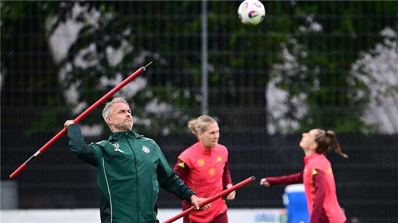Bilder des Tages Speerwurf geht auch: Bundestrainer Christian Wück zeigt beim Training der deutschen Frauen vor dem EM-Viertelfinale gegen Frankreich, dass er nicht nur Fußball kann.