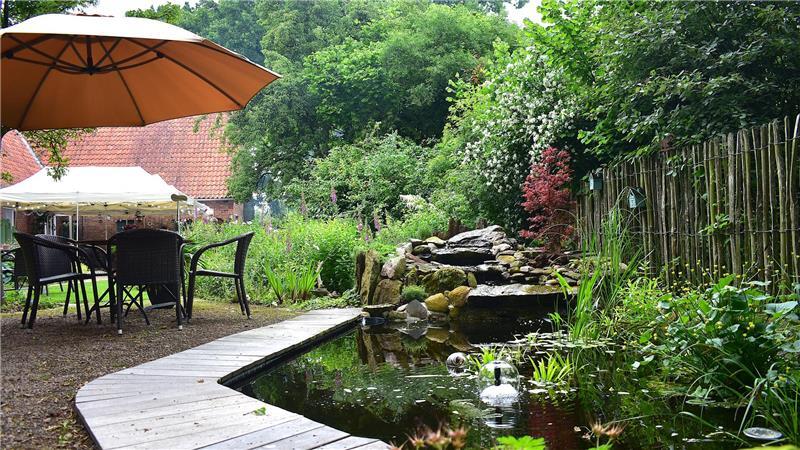 Wenn das BBQ räuchert, weht ein Hauch von Picasso in Wedel Speisen neben einem kleinen Teich, in dem ein Frosch wohnt, und in naturbelassener Gartenatmospähre: „Es soll eine Auszeit sein, die Gäste sollen hier einfach mal durchatmen können“, sagt Karsten Glodeck.