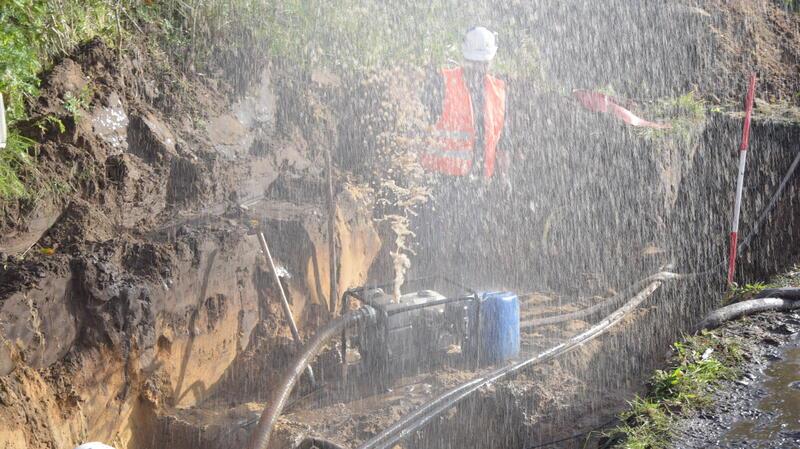 Spektakulär, aber ungefährlich: Beim Abpumpen des Wasser schoss eine Fontäne aus der Pumpe.