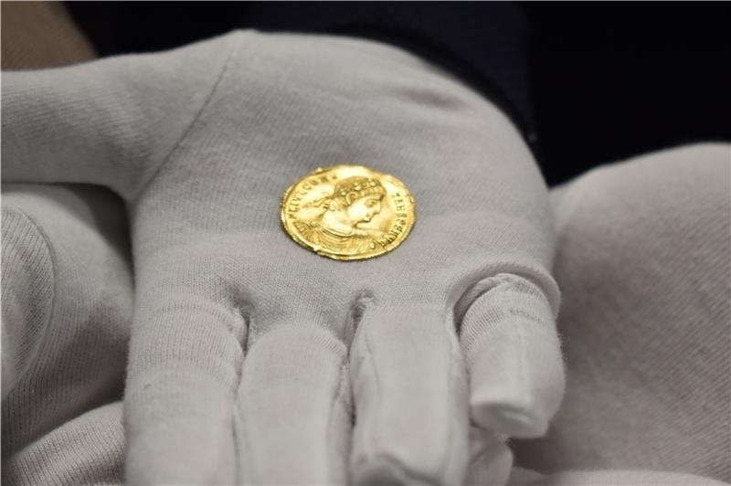 Spektakulärer Fund eines Sondengängers in Fredenbeck: Das Foto zeigt deine rund 9,2 Gramm schweren Goldmünze aus dem 4. Jahrhundert. Foto Vasel