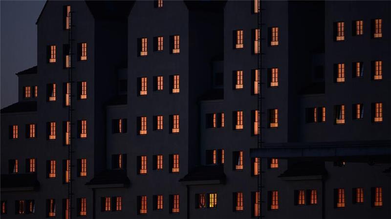 Spektakuläres Morgenrot spiegelt sich im Maritim Hotel in Dresden