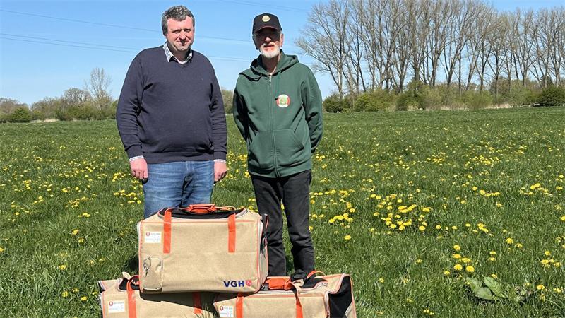 Erfolgreiche Saison: 177 Rehkitze wurden vor dem Mähtod gerettet Spende für die Kitzrettung: Walter Wolfkühler (rechts) mit Jan von der Fecht von der VGH bei der Übergabe der Kitzrettungstaschen.