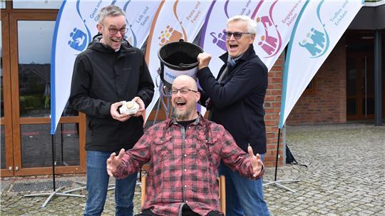 Spenden mit Spaßfaktor: Pastor Jan Lohrengel (links) und Stiftungsvorsitzender Rüdiger Hohl geben eine Vorstellung, was Buxtehudes Paulus-Pastor Stephan Jannasch diesen Sonntag erwartet.