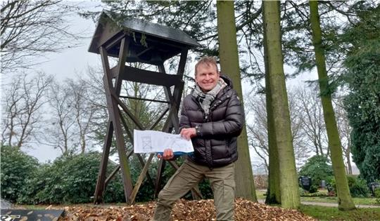 Spendenaktion geplant: Holger Schlichting setzt sich ein für die Sanierung des Glockenturms auf dem Friedhof in Dollern. Foto: Lohmann