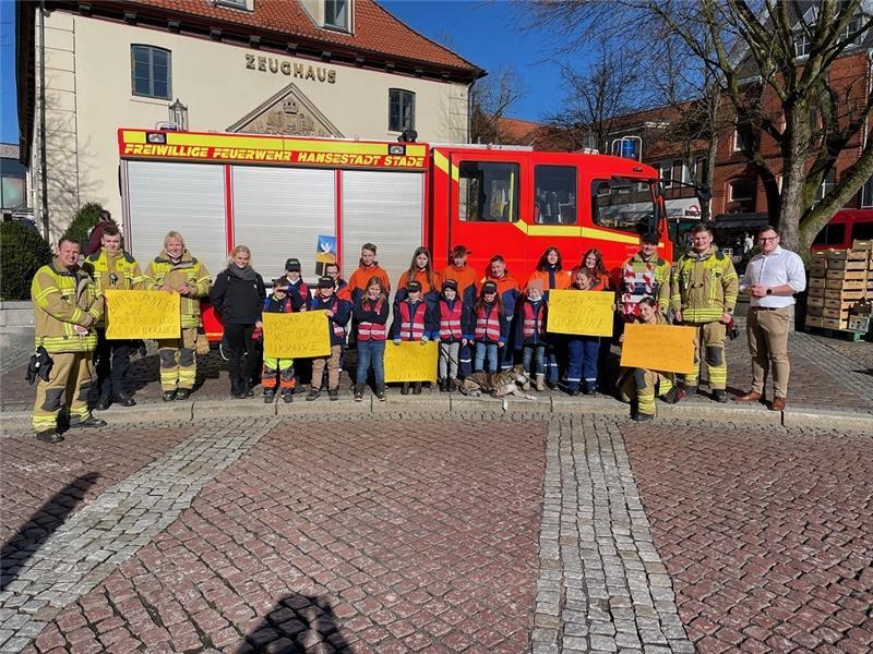 Hilfe für die Ukraine: Wo im Kreis gespendet werden kann Spendensammeln der Kinder und Jugendfeuerwehr Stade. Foto: Lausch