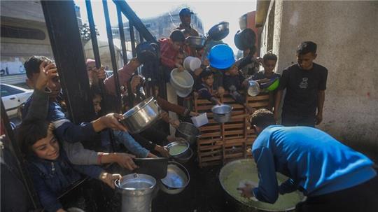 Spendenstelle einer Wohltätigkeitsorganisation, die in Rafah Lebensmittel an Palästinenser verteilt.