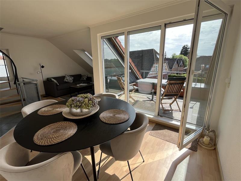 Neue Aufgabe für Harsefelds Turm: Was sich hinter den Mauern verbirgt Sperrige Möbel mussten über den Balkon im 2. Stock in die Wohnung gebracht werden.