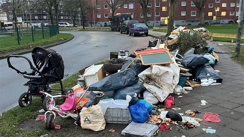 Sperrmüll, Essensreste, Plastikmüll und ein Tannenbaum. Am Straßenrand in der Grünendeicher Straße im Altländer Viertel in Stade türmten sich zum Jahreswechsel wieder Müllberge.