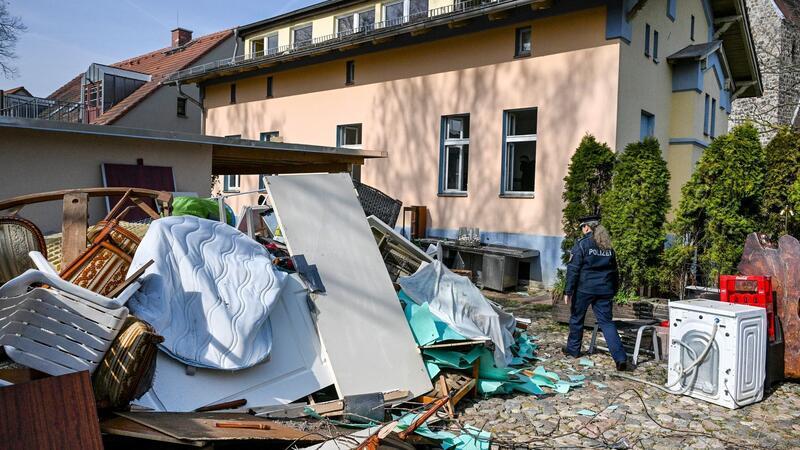 Mit Ramme und 130 Polizisten - Clan-Villa an Staat übergeben Sperrmüll liegt auf dem Gelände der Clan-Villa.