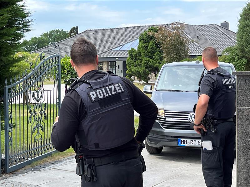 Schüsse und Panzer in Fredenbeck – Polizei stürmt Anwesen der „Edelmetall-Bande“ Spezialeinsatzkräfte der Polizei haben mit Unterstützung der Bereitschaftspolizei am Donnerstagmorgen das Anwesen einer Clan-Familie in Fredenbeck durchsucht. Fotos: Vasel