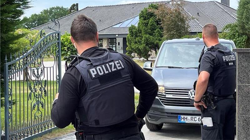 Spezialeinsatzkräfte der Polizei haben mit Unterstützung der Bereitschaftspolizei das Anwesen einer Clan-Familie in Fredenbeck durchsucht. Fotos: Vasel