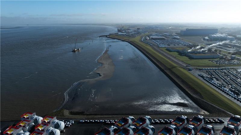 Spezialisten bergen ein gestrandetes Schiff vor Cuxhaven. (Archivbild)
