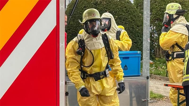Spezialisten der Feuerwehr verluden die Kanister. (SYMBOLFOTO)