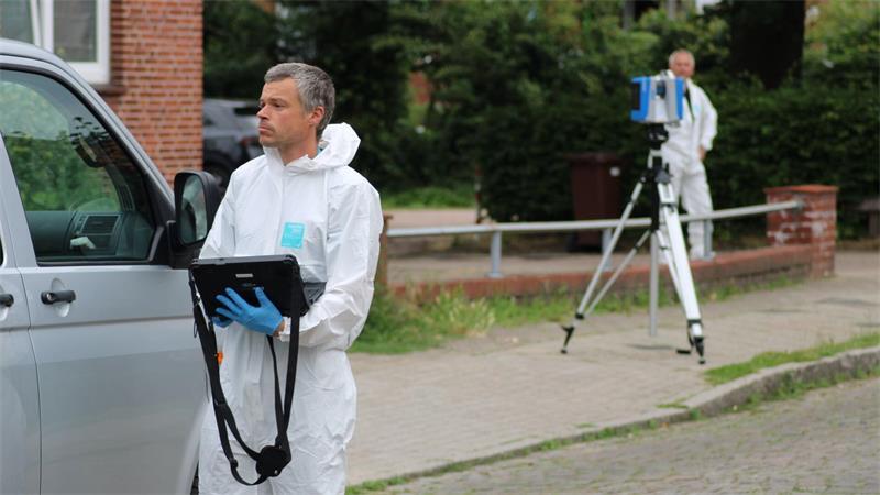 Spezialisten des LKA Niedersachsen arbeiten am Tatort.