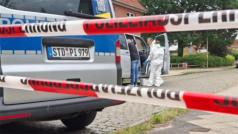 Spezialisten des Landeskriminalamts untersuchen den Tatort.